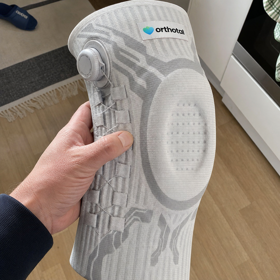 Den här knäbindan är helt otrolig! Mitt knä känns så mycket bättre och jag kan röra mig fritt igen. Rekommenderas varmt!